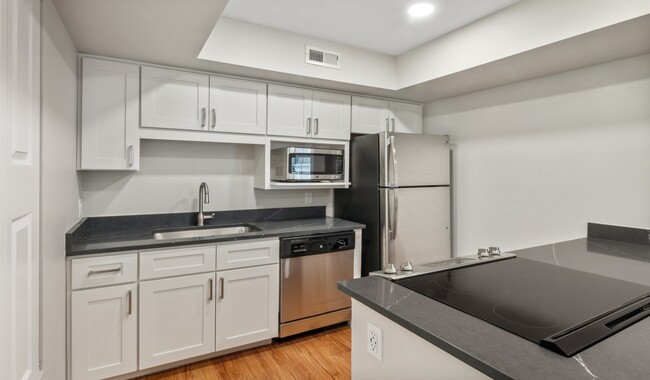 Brand-new kitchens with premium finishes are available. Ask the leasing team for more details. - Boulder Creek Apartments