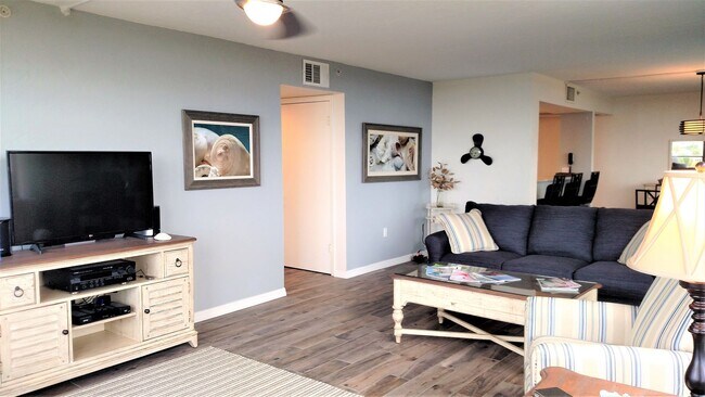 Building Photo - Seasonal Short-Term 2-Bedroom 2-Bathroom Condo located on Venice Island!