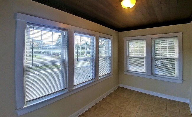 Building Photo - 415 Greenbriar Dr