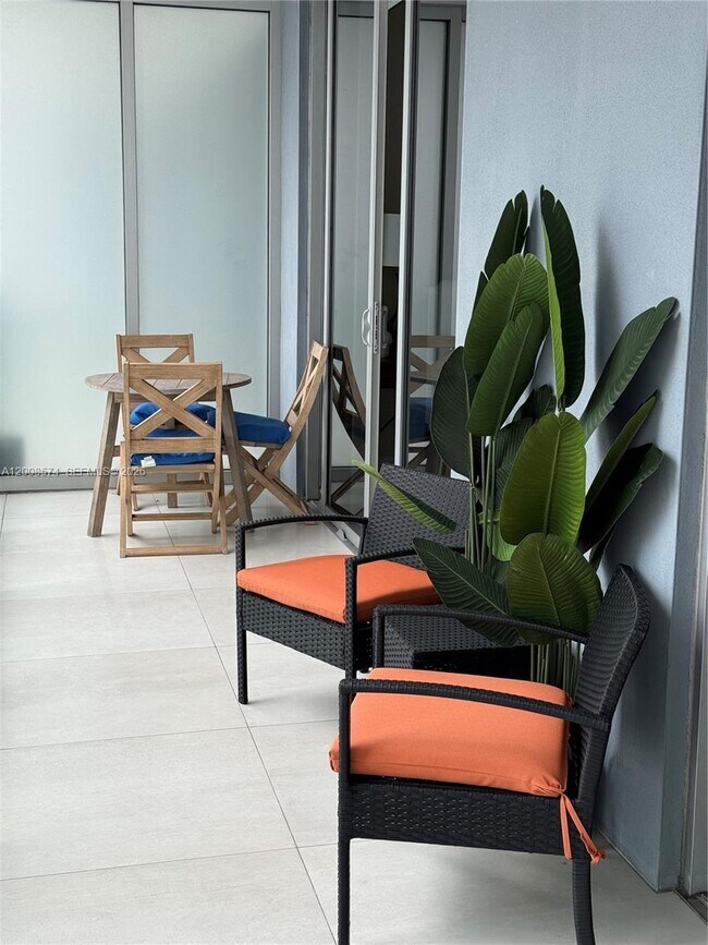 Building Photo - 1300 Brickell Bay Dr