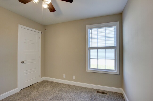 Building Photo - Fresh and Clean 3 bed 2 bath.  Sweet layout!