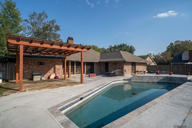 Building Photo - 3736 Sessions Dr