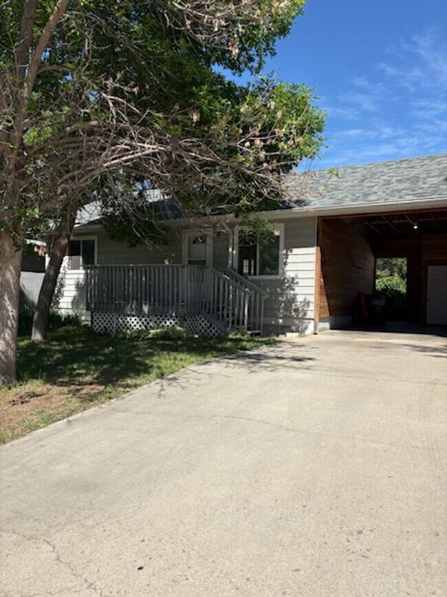 Building Photo - 3 BEDROOM | 2 BATH | DUPLEX | WEST