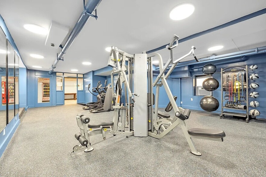 Building Photo - 240 W 64th St