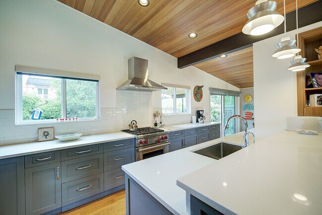 Building Photo - 4Bd/2.5Ba Seattle Home