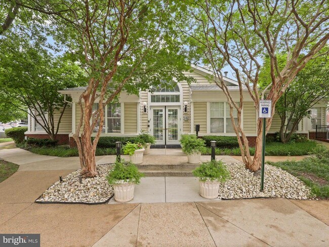 Building Photo - 1645 International Dr