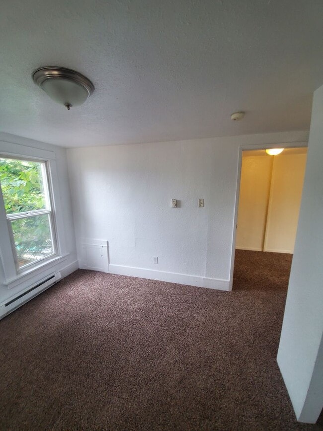 Building Photo - Upgraded 1 Bed 1 Bath Blocks from Evergree...
