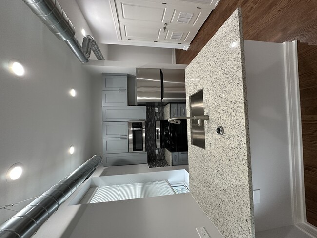 Building Photo - 1444 W Erie St