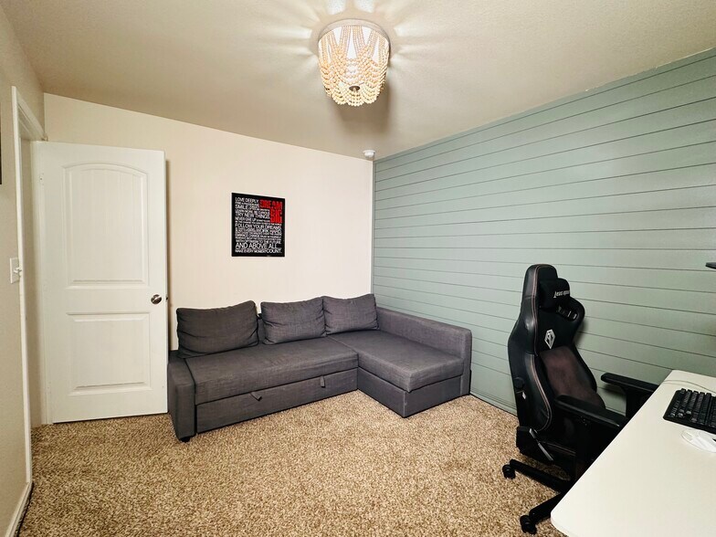 Building Photo - 1605 Revolution Dr