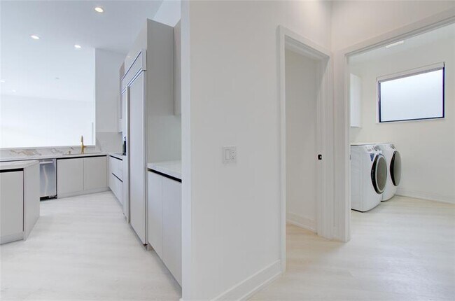Building Photo - 2550 Jardin Terrace