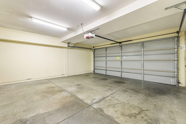 Building Photo - 3-Bedroom Townhome in Gated Bay Harbor