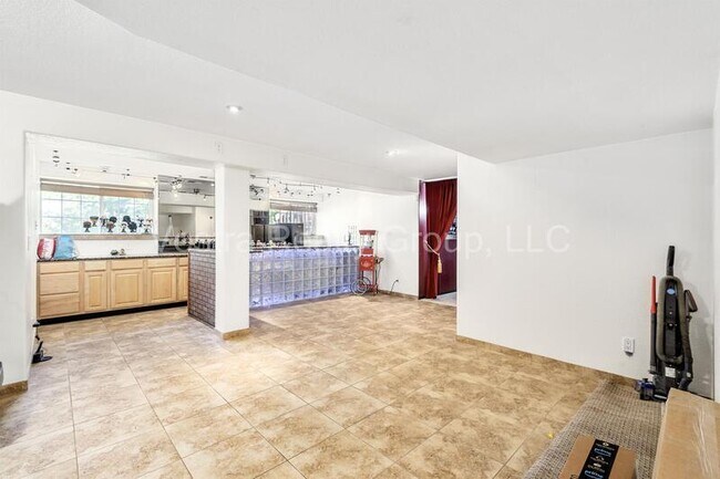 Building Photo - 2157 Maples Pl