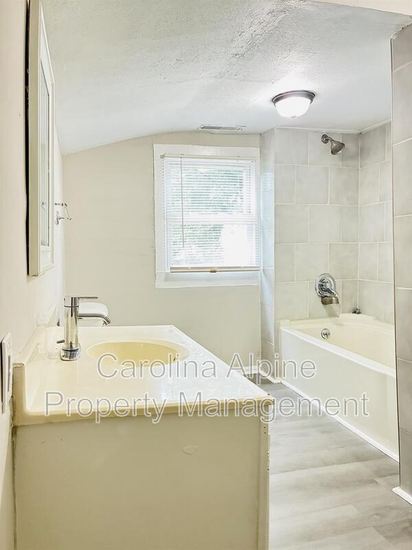 Building Photo - 514 S Maple St