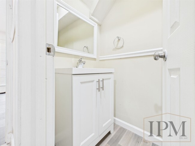 Building Photo - Newly Renovated!  3 bedrooms, 2 full baths...