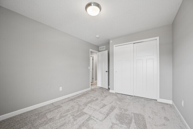 Building Photo - Townhouse in Shakopee