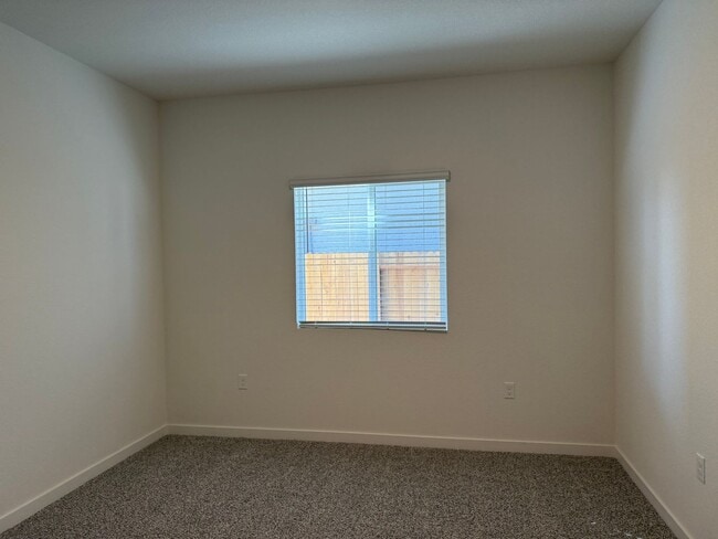 Building Photo - Beautiful 4 bed 2 bath located in West Ros...