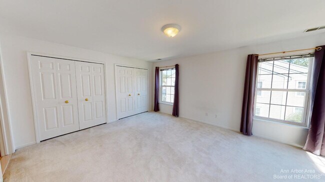 Building Photo - 2802 S Knightsbridge Cir