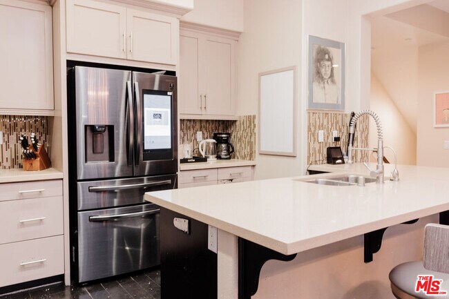 Building Photo - 1245 Wilcox Ave