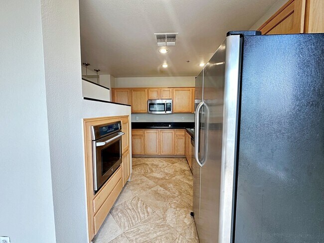 Building Photo - FREE WEEK PROMO! 2 BEDROOM 2 BATH GUARD GATED PARK AVENUE CONDO OFF THE STRIP!