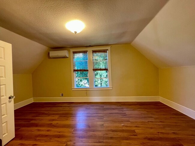 Building Photo - Lovely NE  3 Bed 2 Bath - King Neighborhood - A/C, Garage and Location!