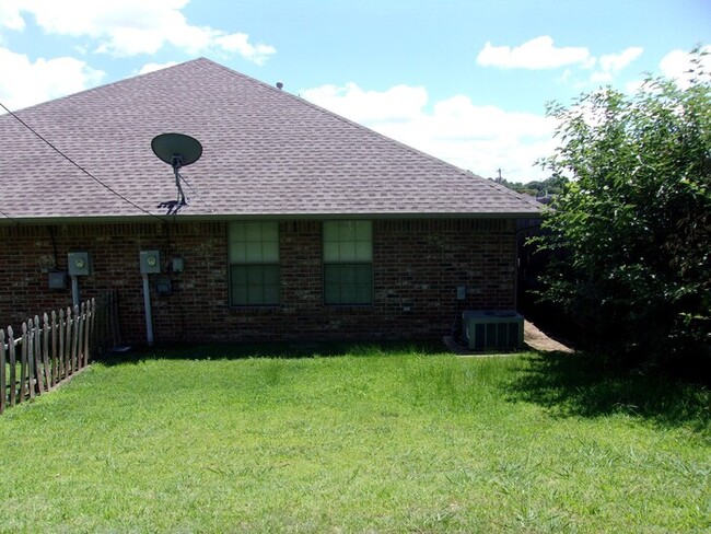 Building Photo - 2 BED 2 BATH 2 CAR GARAGE DUPLEX NW OKC