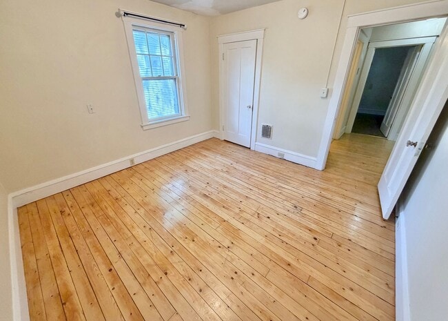 Building Photo - 3 Bedroom Apartment in Burlington VT Available NOW! OFF STREET PARKING, LAUNDRY, HEAT INCLUDED!