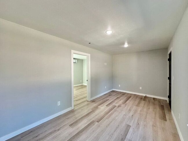 Building Photo - AVAILABLE! Stylish 1-bedroom, 1-bath town ...