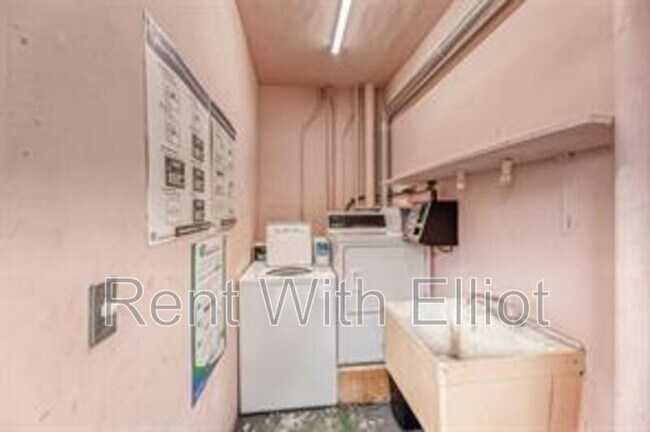 Building Photo - 200 NE 12th Ave