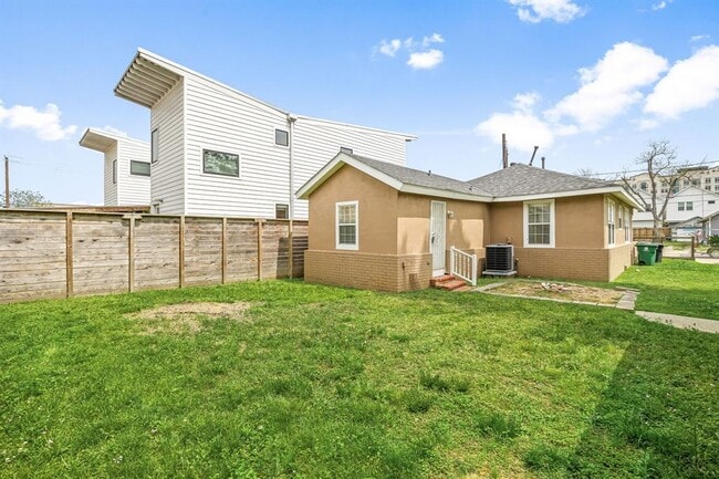 Building Photo - 1435 N Durham Dr