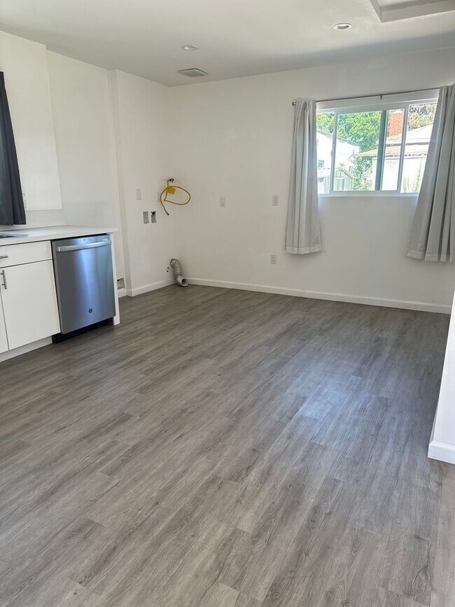 Building Photo - Beautiful, upgraded Studio with Parking and Washer/Dryer Hookups