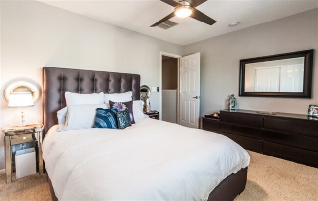 Building Photo - Beautiful 2 Bedroom Townhome in Thriving Erie Community