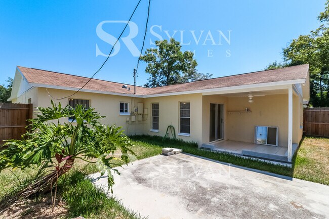 Building Photo - Enjoy one-level living at its best