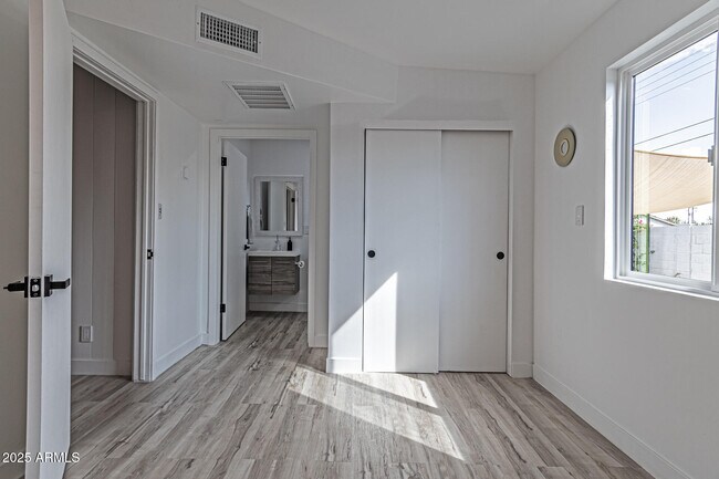 Building Photo - 1539 W Puget Ave