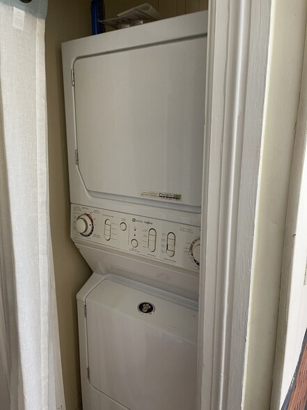 Building Photo - 21 Allen Avenue