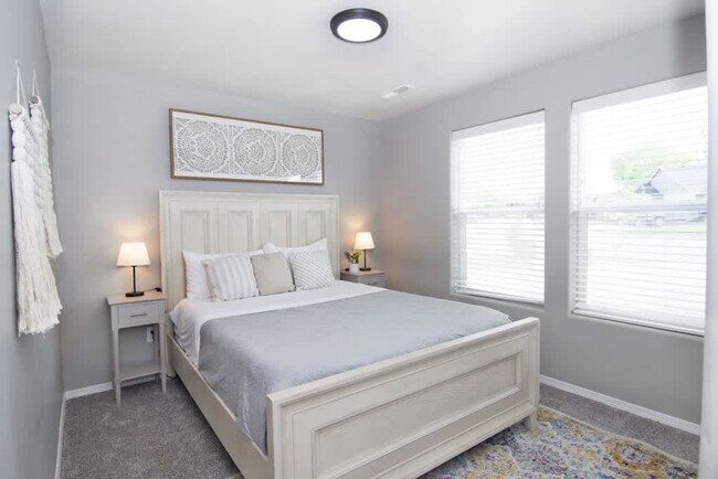 Building Photo - 2023 E Elm Grove Dr