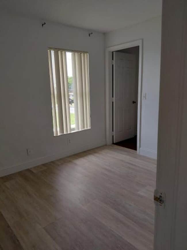 Building Photo - 647 Latona Ave