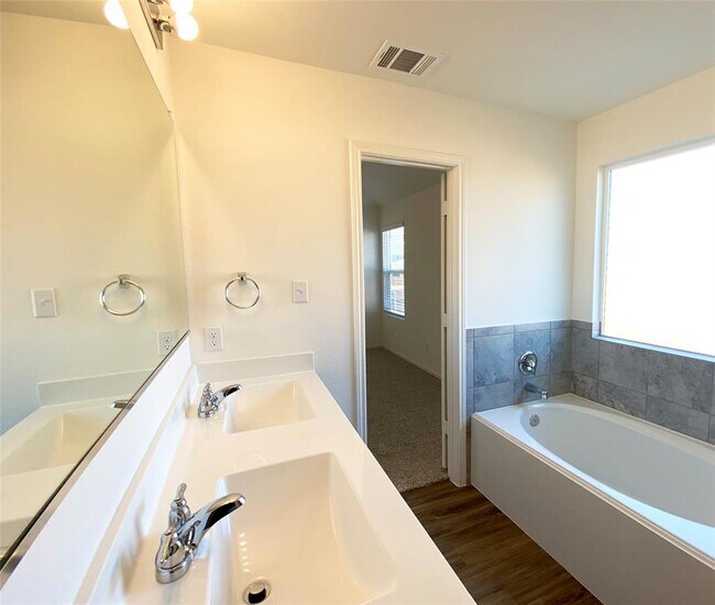 Building Photo - 204 Meaningful Dr