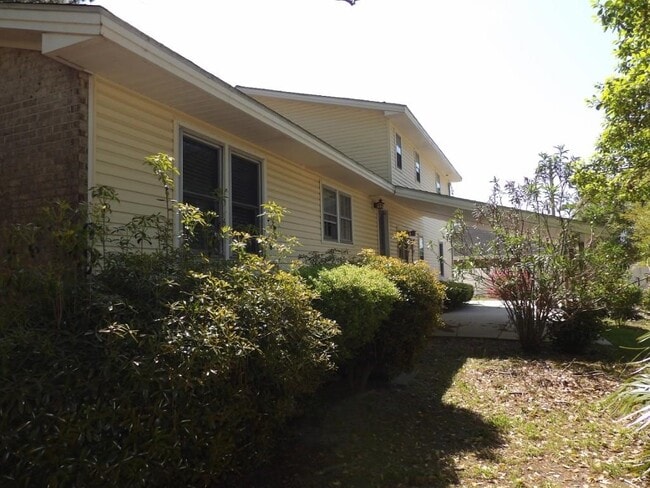 Building Photo - 917 9th Ave S