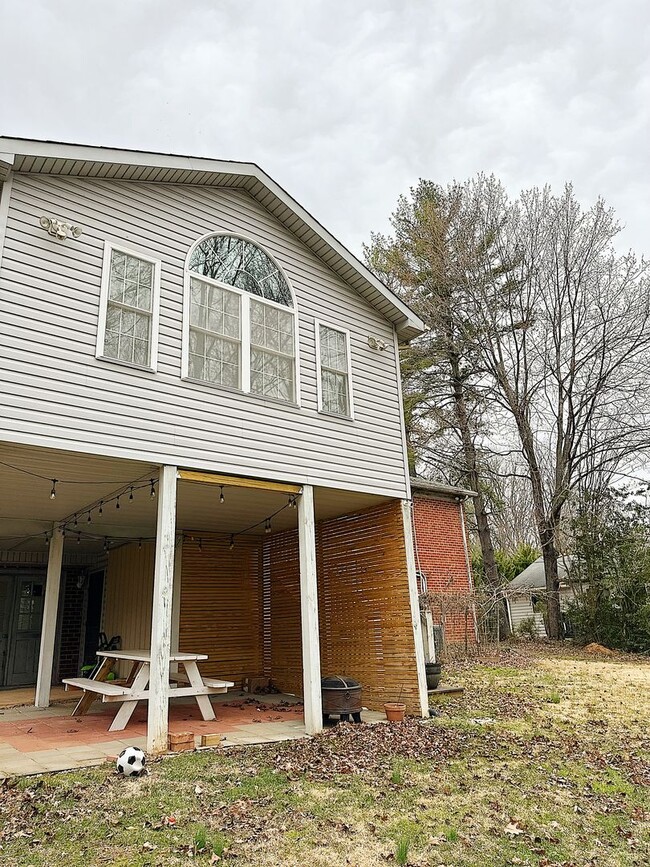 Building Photo - 5 Bed / 3 Bath Home with Finished Basement