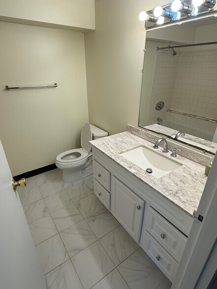 Building Photo - 30 Silver Hill Ln