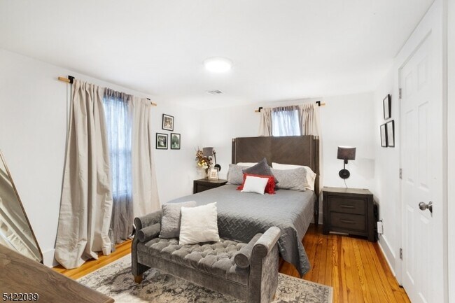 Building Photo - 60 Searing St