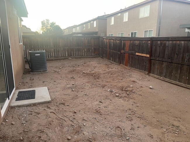 Building Photo - Hesperia- 3 Bedrooms, 2 bathrooms, New pai...