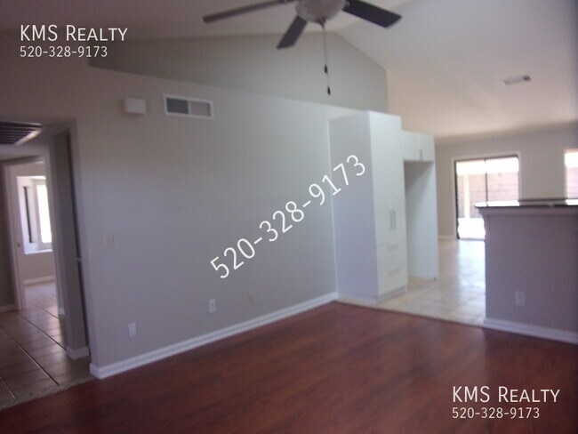 Building Photo - 3 Bedroom 2 Bath- 10048 E Desert Aire Driv...