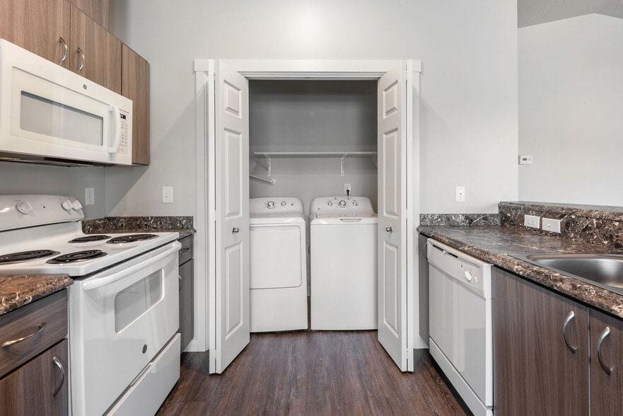 KITCHEN WITH ALL APPLIANCES - Faith Landing Apartments