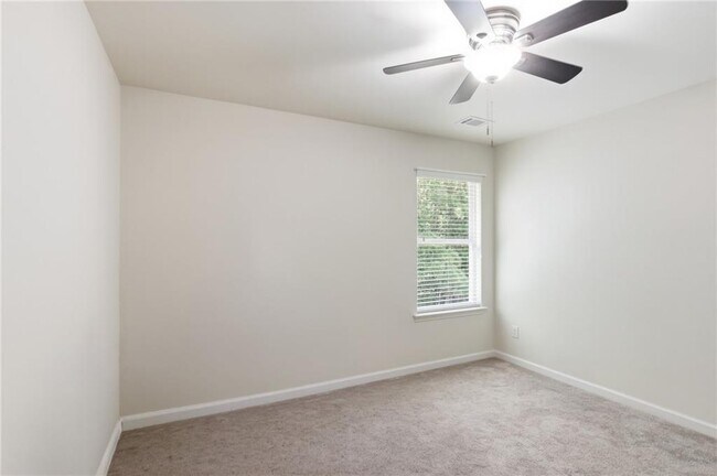 Building Photo - 906 Donington Cir SE