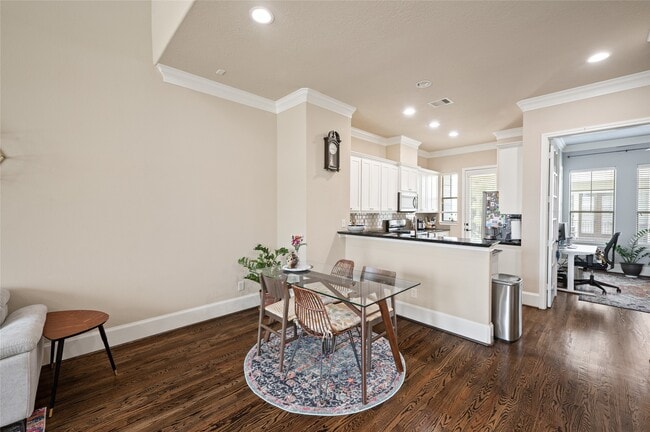 Building Photo - 1114 W 25th St