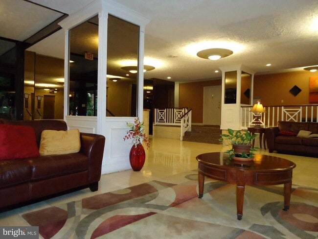 Building Photo - 1021 Arlington Blvd