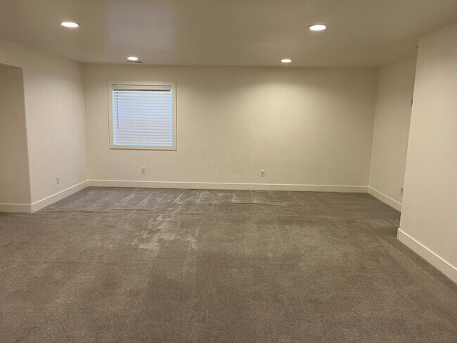 Family Room - 564 W Sanford St