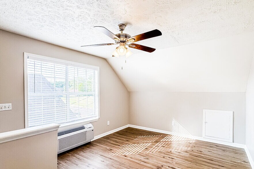 Building Photo - 161 S Birchwood Dr