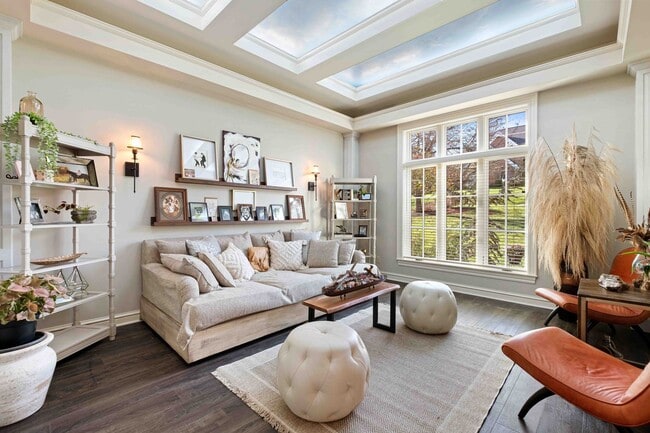Building Photo - Fully-Furnished Luxurious Home in Nevillewood